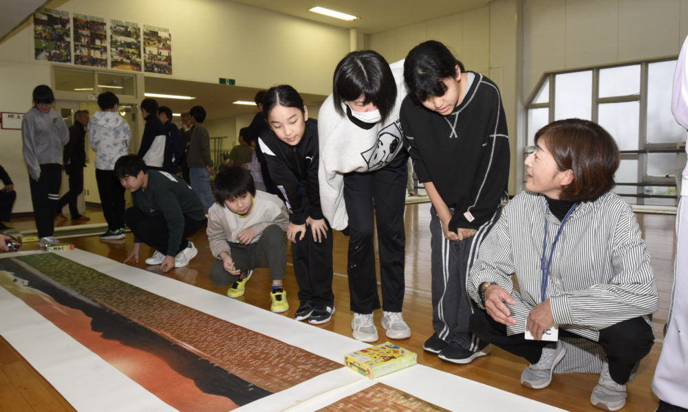 江部乙小に《道産子追憶之巻》を展示